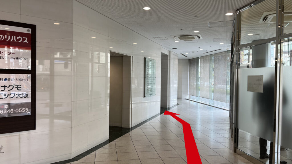 リージャスパシフィックマークス西梅田ビジネスセンターへのアクセス方法：入り口を入った図　通路右手に喫煙ルーム、通路左手奥にエレベーターホールがある