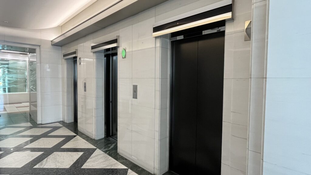 リージャスパシフィックマークス西梅田ビジネスセンターへのアクセス方法：エレベーターホールの写真　3基並んでいる