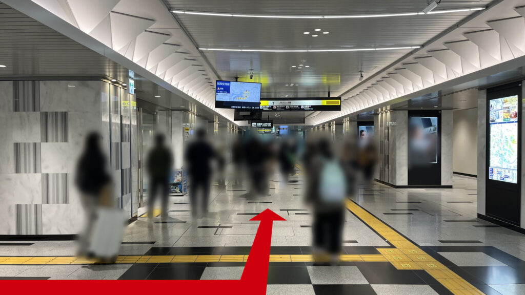 リージャスパシフィックマークス西梅田ビジネスセンターへのアクセス方法：JR大阪駅西口改札を出て、左手に向いている様子　運行状況案内モニターや案内看板などが前方に見える