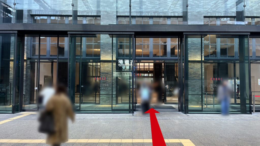 リージャスパシフィックマークス西梅田ビジネスセンターへのアクセス方法：「KITTE大阪」のガラス張りの入り口付近の様子 自動扉が二つ並んでいる