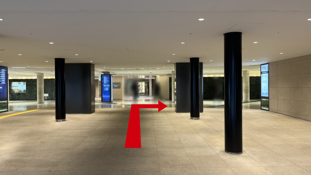 リージャスパシフィックマークス西梅田ビジネスセンターへのアクセス方法：等間隔に黒い円柱が配置された地下通路