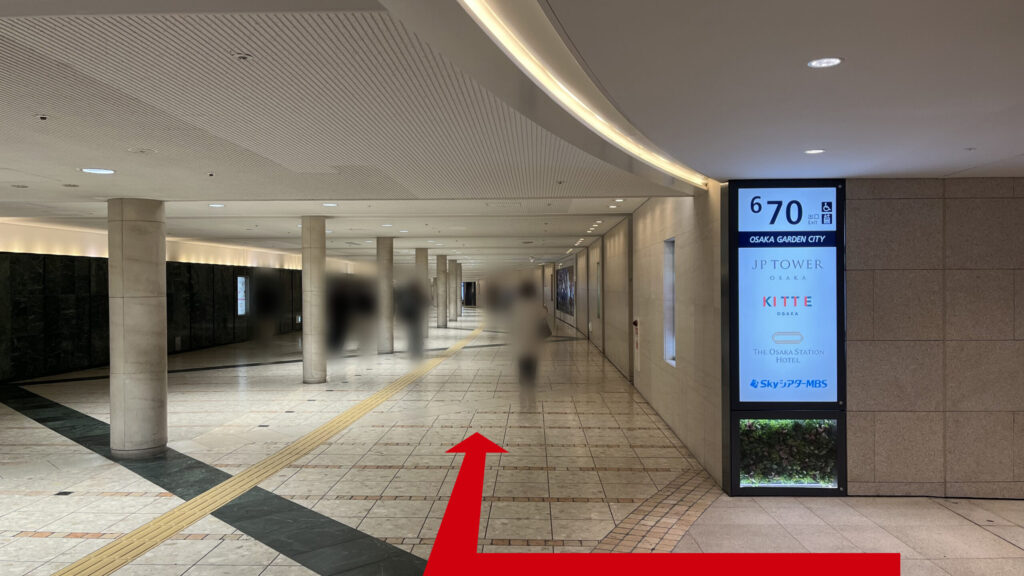 リージャスパシフィックマークス西梅田ビジネスセンターへのアクセス方法：等間隔に白い円柱が配置された地下通路　右手に6-70出口と書かれた案内板がある