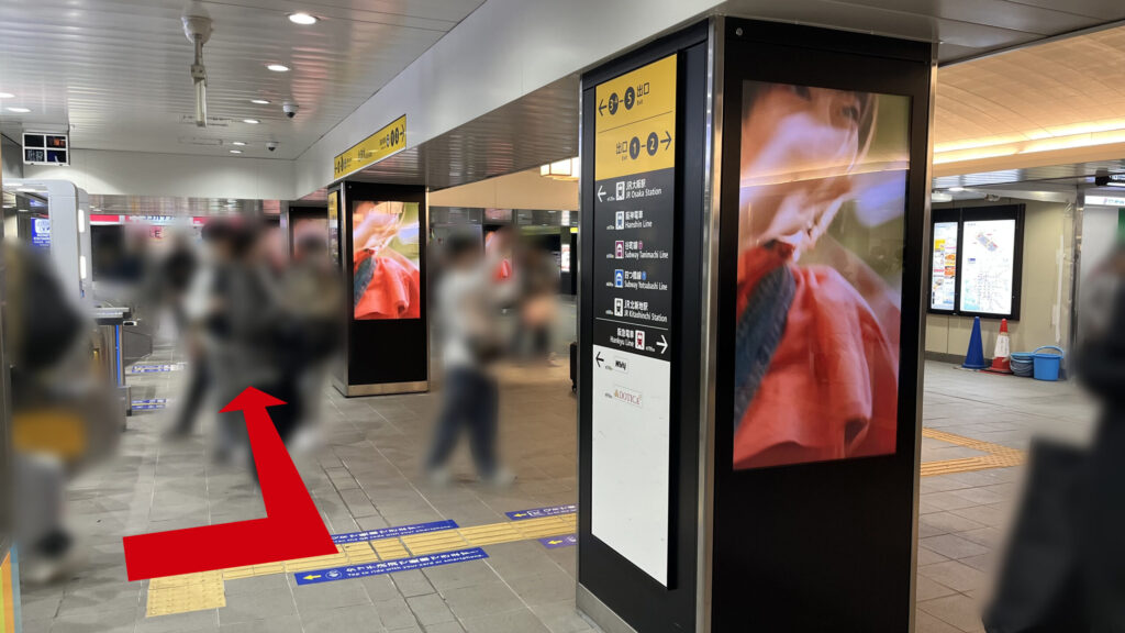 Compass Offices イノゲート大阪へのアクセス方法：OsakaMetro御堂筋線梅田駅北改札を出て左を向いた風景。目の前の柱に貼られた黄色い案内板に「3-B出口」の表記がある