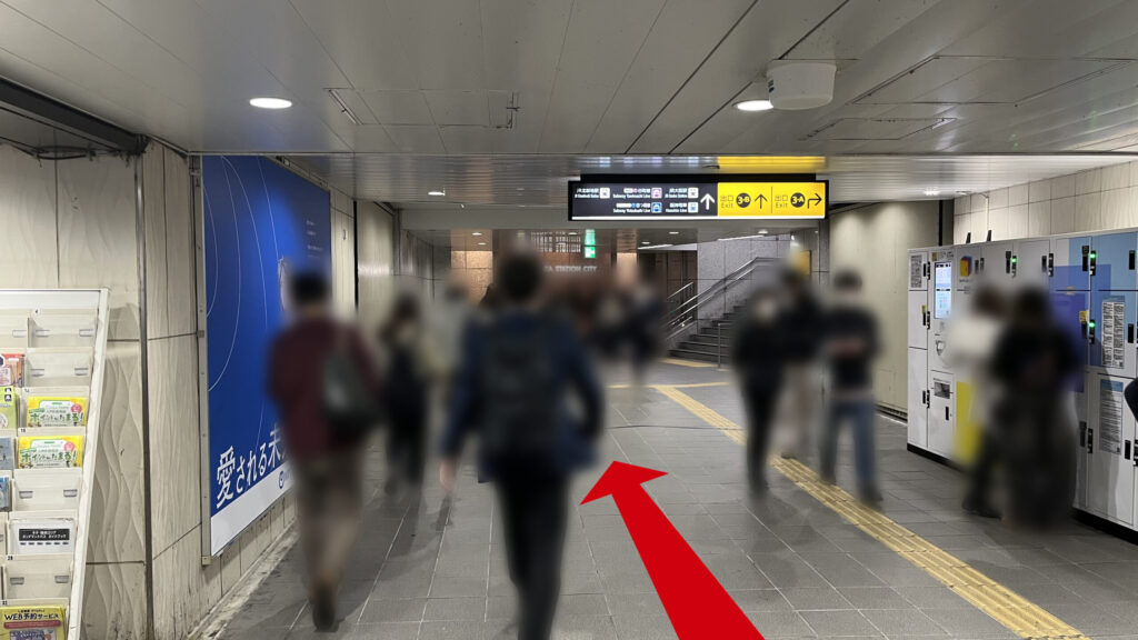 Compass Offices イノゲート大阪へのアクセス方法：「ココカラファイン」を左に曲がった風景　右側にコインロッカー、頭上の案内板に「3-B」出口方面の矢印が書かれている