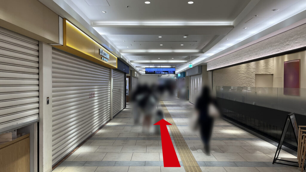 Compass Offices イノゲート大阪へのアクセス方法：ルクア館内の通路。左側に「L'OCCITANE」の店舗があり、右側には「SOUP STOCK TOKYO」の店舗がある