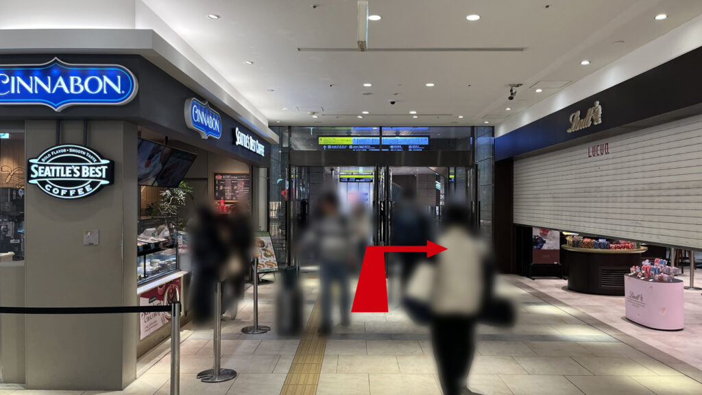 Compass Offices イノゲート大阪へのアクセス方法：館内出口付近。「CINNABON」・「SEATTLE'S BEST COFFEE」の店舗が左手に、「Lindt」の店舗が右手にある