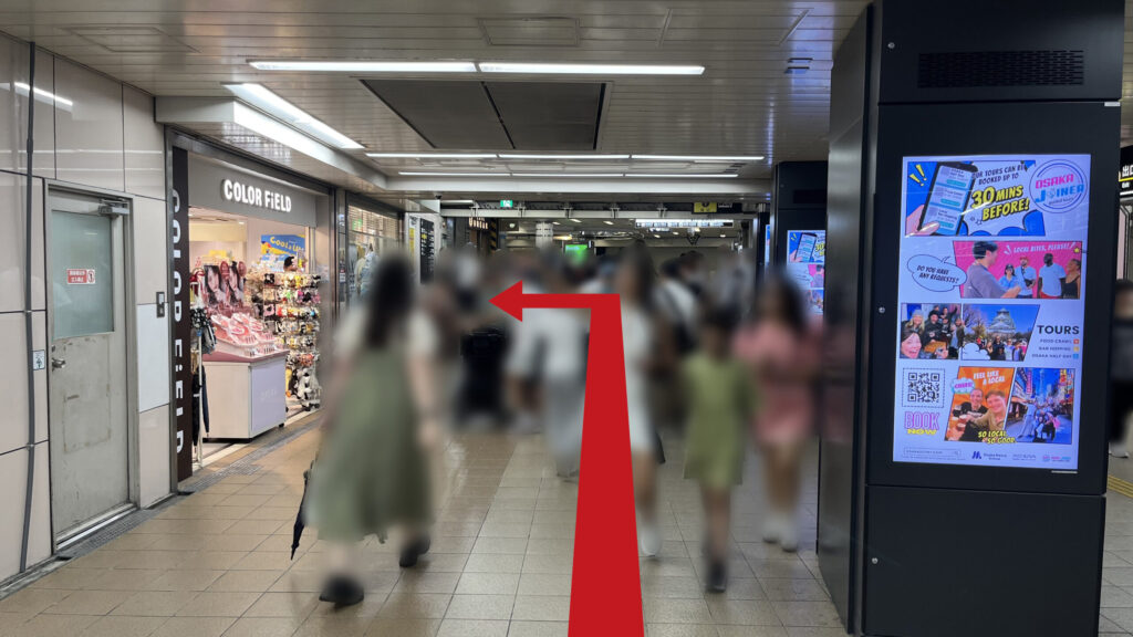 東梅田駅の改札を出てすぐに見える構図 左側に雑貨屋、右側にデジタルサイネージの柱が並んでいる