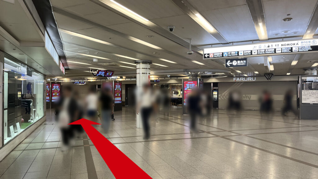 ホワイティうめだの十字路付近 家電が並ぶショーウィンドウが左に、FARURUと書かれたエリアが右前方に見える