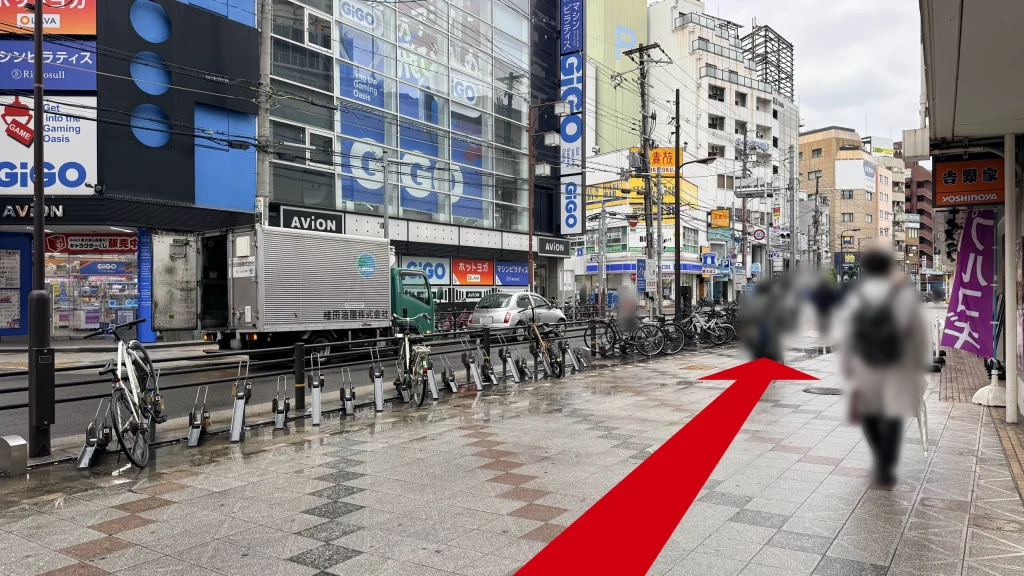 高架沿いの歩道を直進しGIGOやAViONの前を通過する風景