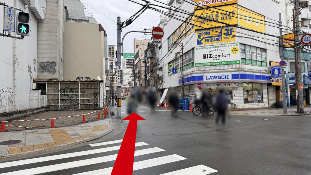 ローソンがある交差点の横断歩道を渡り左斜め方向の道へ進む様子