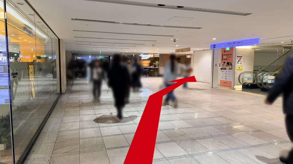 「ベーカリーカフェ C」に向かったアングルの写真　右斜上にエスカレーターがある