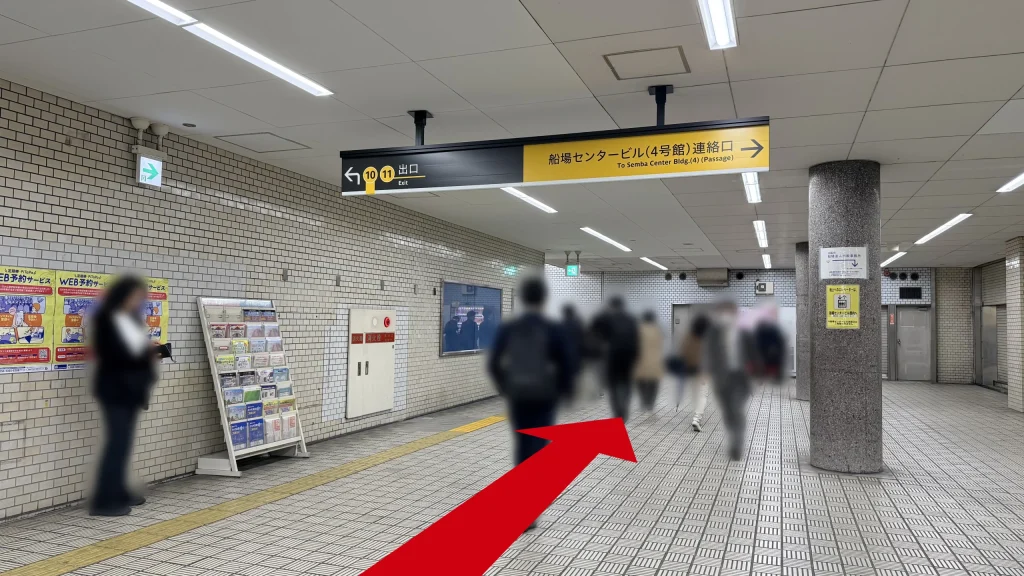 頭上の案内板に10・11出口および船場センタービル（4号館）連絡口と記された地下通路。