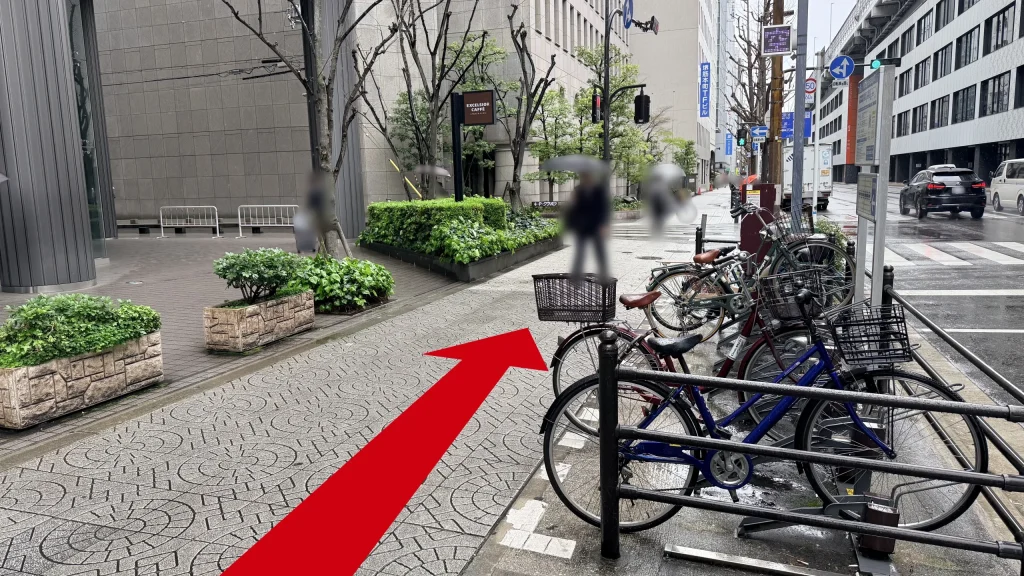 堺筋本町駅11番出口を出てすぐの歩道。前方にエクセルシオールカフェの看板が見える。