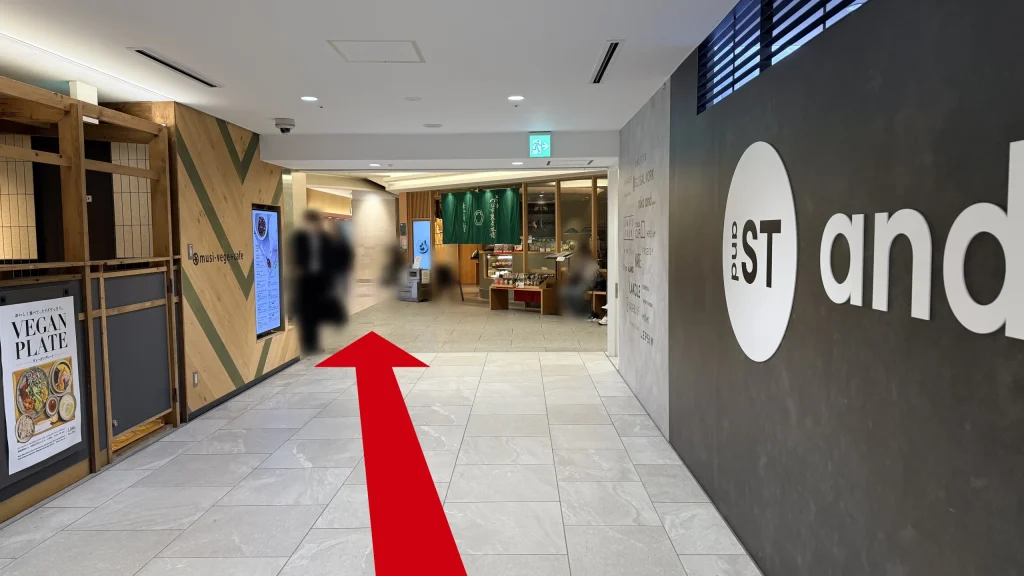 なんばCITY内　andSTとmusi-vege-cafeの間の通路