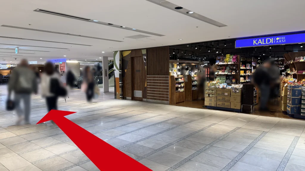 右側にカルディコーヒーファーム店舗が見えるなんばCITYの通路写真