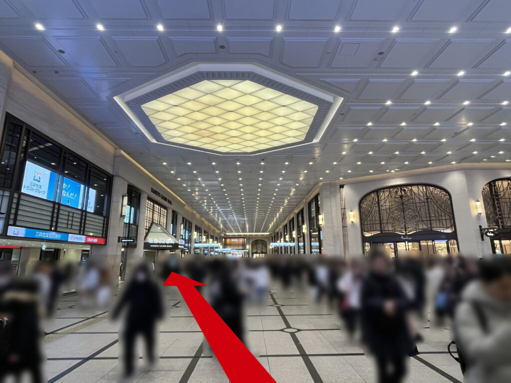 リージャス梅田阪急グランドビルビジネスセンターへのアクセス方法：高い天井と広いフロアが特徴的なコンコース。左手に阪急32番街と書かれた入り口が見える。