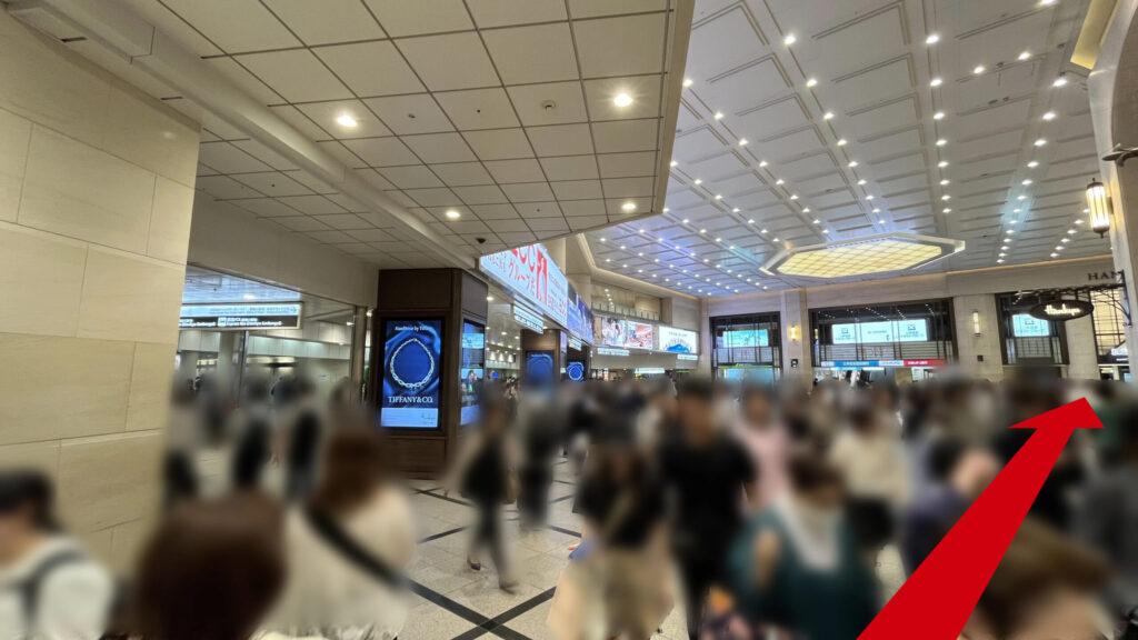 右手に阪急梅田店がある、コンコースの写真 左には阪急大阪梅田駅へ向かうムービングウォークが見切れている