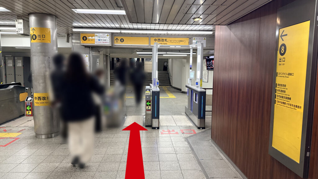 H¹O 本町Ⅱへの行き方:本町駅の中西改札の風景。前方の黄色い看板に「8出口」と表示されている。