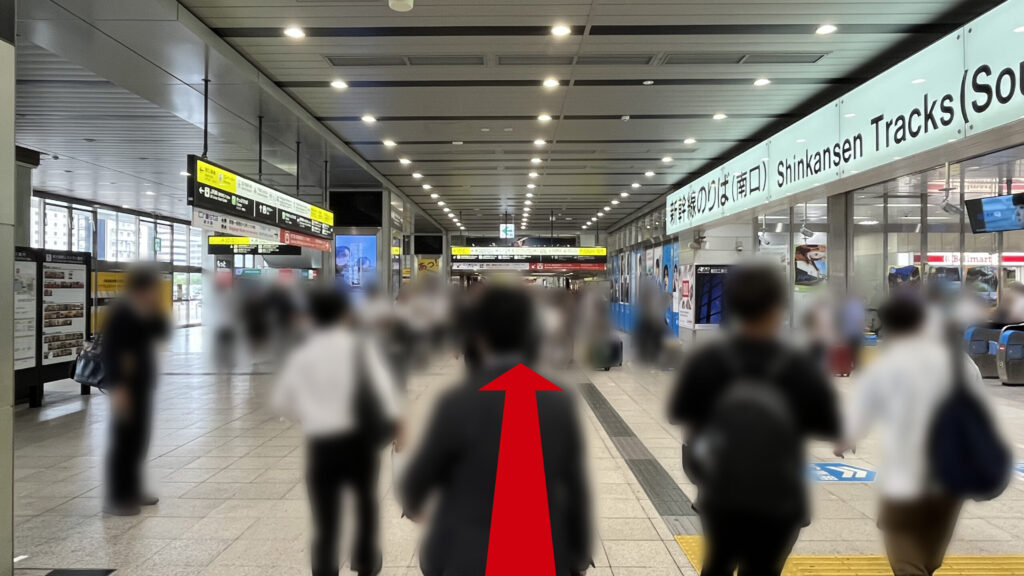 リージャス新大阪阪急ビルビジネスセンターへの行き方:駅構内のコンコース。右側に「新幹線のりば(南口)」の入口があり、左奥の通路へ向かって歩行者が進んでいる。