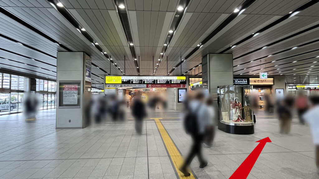 正面奥にお土産屋さん、右前方に文楽人形がある新大阪駅中央口付近コンコース。左側に外につながる出口がある