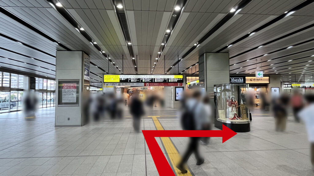文楽人形が右手に見えており、正面奥にはお土産物屋さん、左には外につながる出口がある