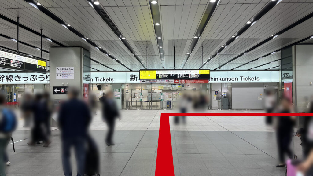 新大阪駅中央口を出た景色 正面に新幹線切符売り場があり、広い通路が広がっている