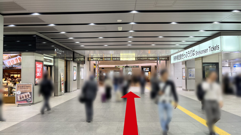 JR新大阪駅中央口を出て右を向いた時に見える図 右には中央口(新幹線自動きっぷうりば)が、左にはカフェ・スイーツと書かれたエリアがある