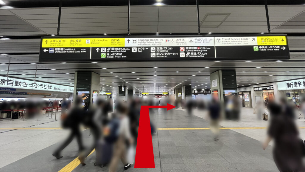 中央口を出て左に曲がって見える風景　頭上に大きな案内板があり、左右に新幹線きっぷ売り場がある　広い通路が広がっている