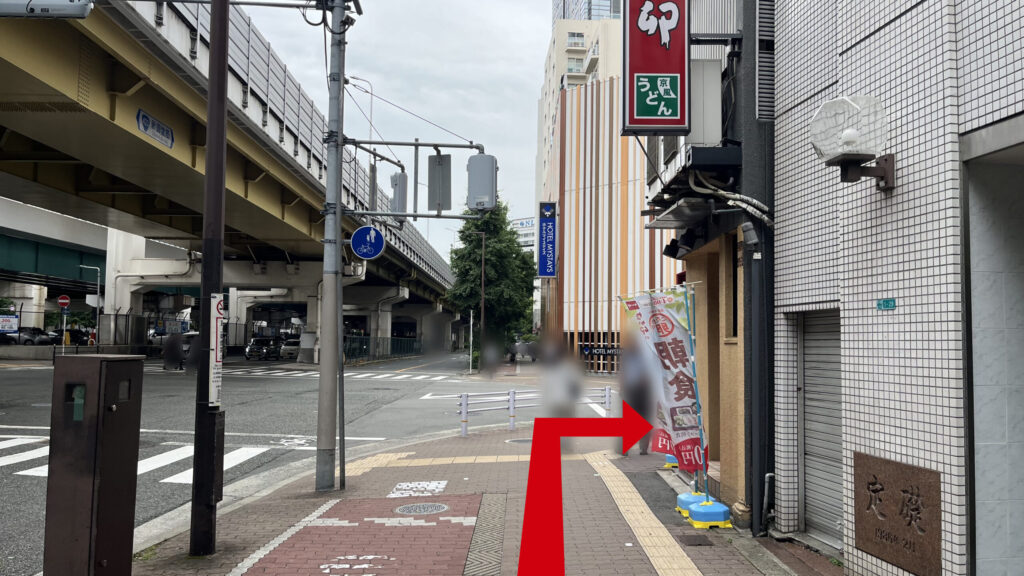 横断歩道付近の角　右になか卯、左と前方に横断歩道が見える