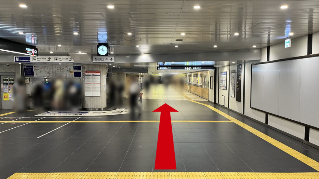 地下鉄御堂筋線新大阪駅中改札横の通路の写真　左側に切符売り場、右側に通路がある