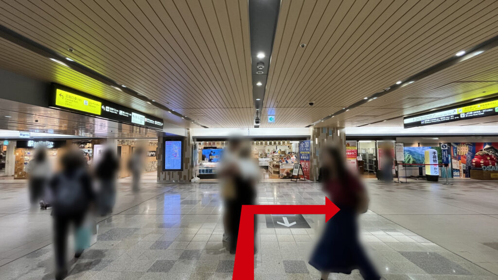 御堂筋線への連絡エスカレーターを下った時に見える風景　正面にはお土産屋さんが見える