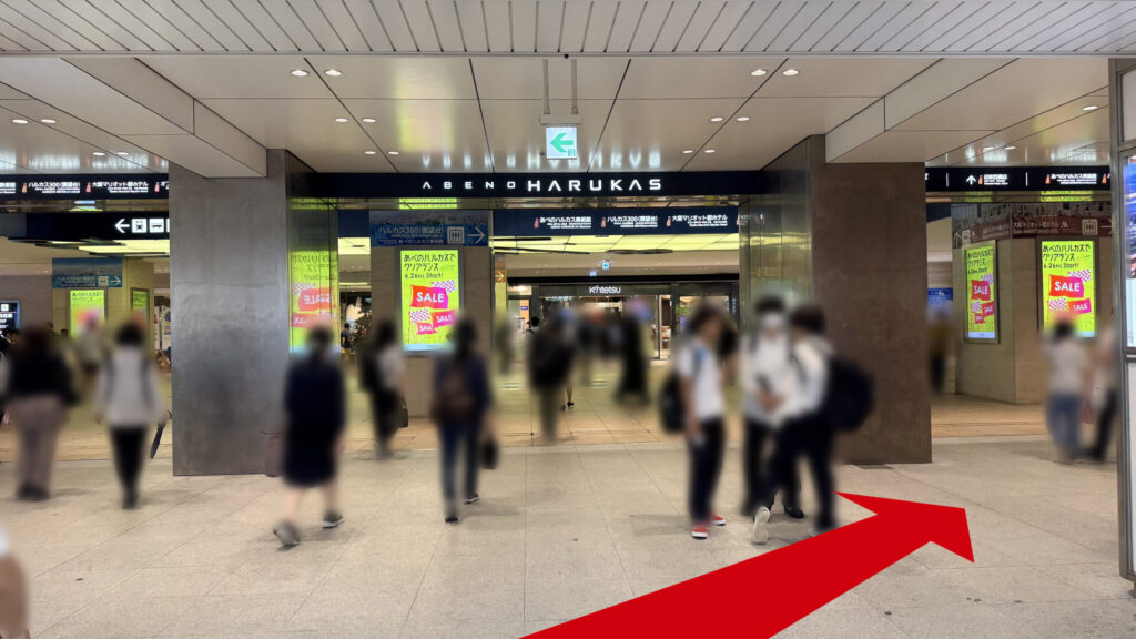 あべのハルカス地下入口付近の案内看板と改札外コンコース 正面にあべのハルカスへの連絡口がある