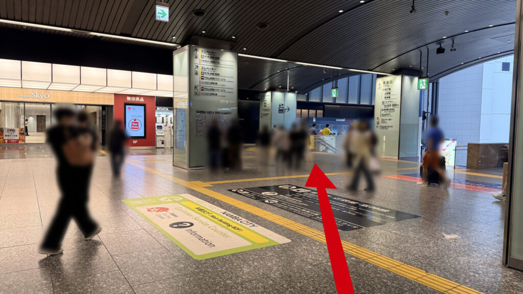 3Fコンコース。床面には案内シートが敷かれ、奥に向かって通路が続いている様子。
