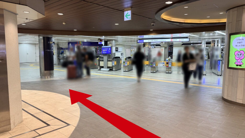 地下鉄なんば駅　中改札が正面にあり、左右には円柱が立っている