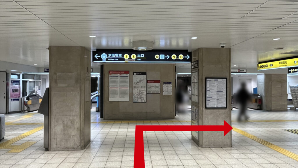 地下鉄御堂筋線淀屋橋駅中北改札を出た図 正面に中南改札と、その手前の上部に京阪電車と出口の案内看板、さらにその手前に四角柱が2本並んでいる