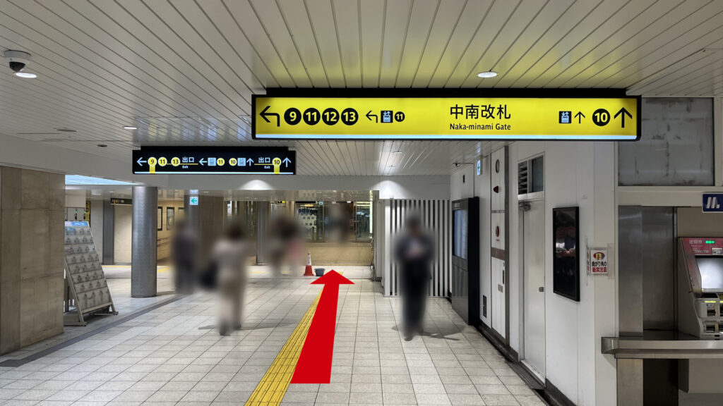 御堂筋線淀屋橋駅中北改札・中南改札を出て9〜13番出口方面へ進んだ図 右に切符売り場が見切れており、正面奥に淀屋橋odonaが見える