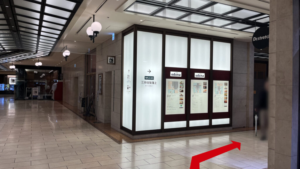 淀屋橋odona地下入口から建物内に入って斜め右手に向いた図 中央にエレベーターと各フロアのテナント一覧・フロアガイドが電光掲示板として掲示されている