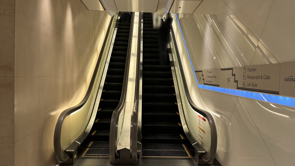 淀屋橋odonaのB1から上へ上るエスカレーター 間接照明が光っている