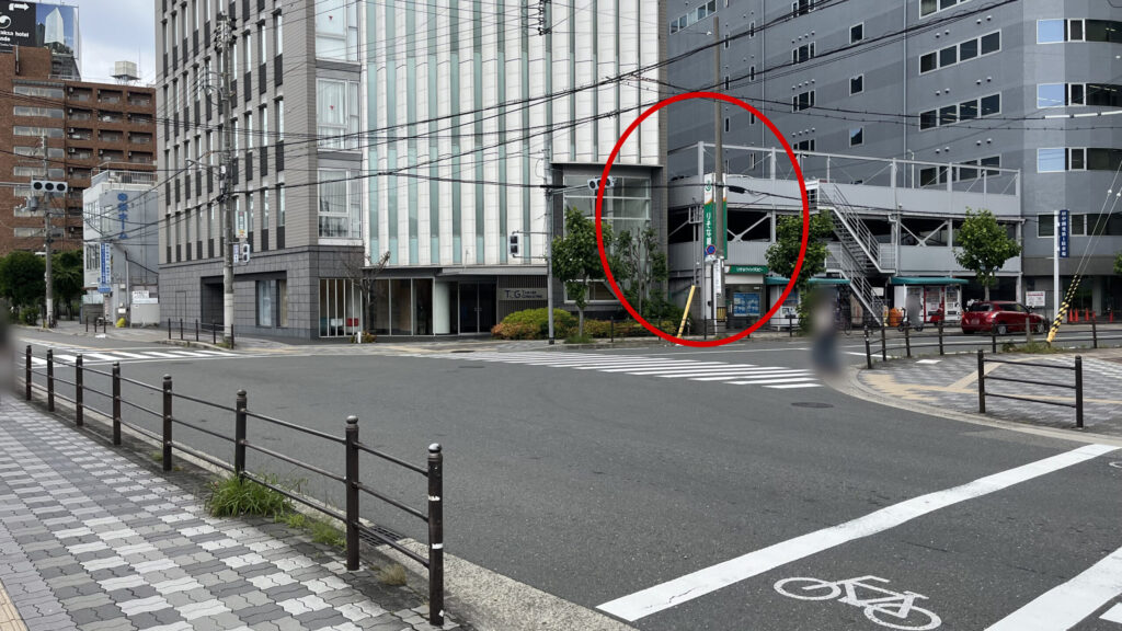 横断歩道付近から目的地方面へ向いた図 横断歩道の斜め左側にりそな銀行がある