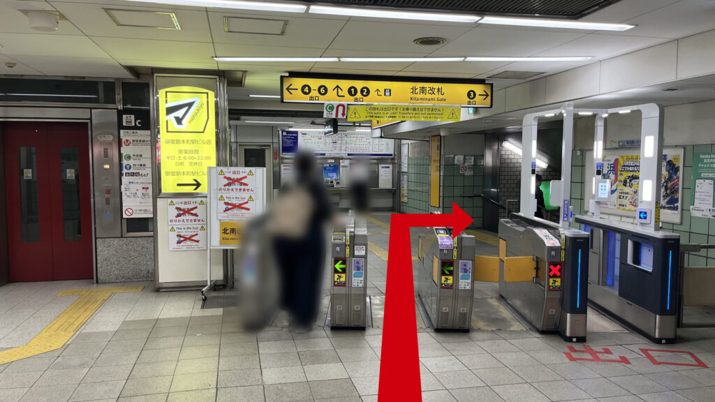 ZXY本町への行き方:本町駅北南改札付近の写真 右側に改札、左にエレベーター、改札を出た奥にきっぷ券売機とその右に3番出口方面へ向かう下に伸びる階段が見える