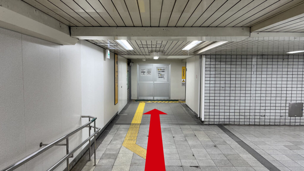 工事中の本町駅2番出口付近の写真 工事中なので階段がある場所が壁に覆われている