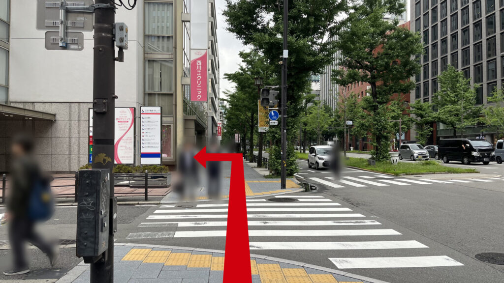 北御堂を少し進んだあたりの交差点の様子 西川クリニックという看板が見える 右には御堂筋が走っている