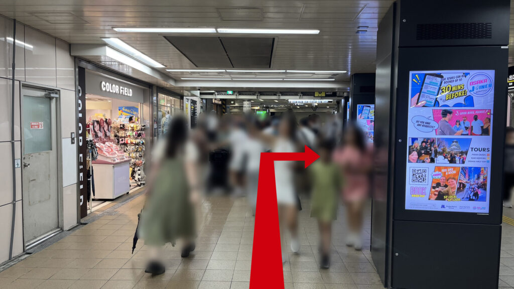 東梅田駅の改札を出てすぐに見える構図　左側に雑貨屋、右側にデジタルサイネージの柱が並んでいる