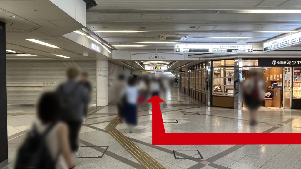 ホワイティ梅田の十字路付近　右側に心斎橋ミツヤ、正面通路に「EAST MALL」と書かれた看板が頭上に掲げられている