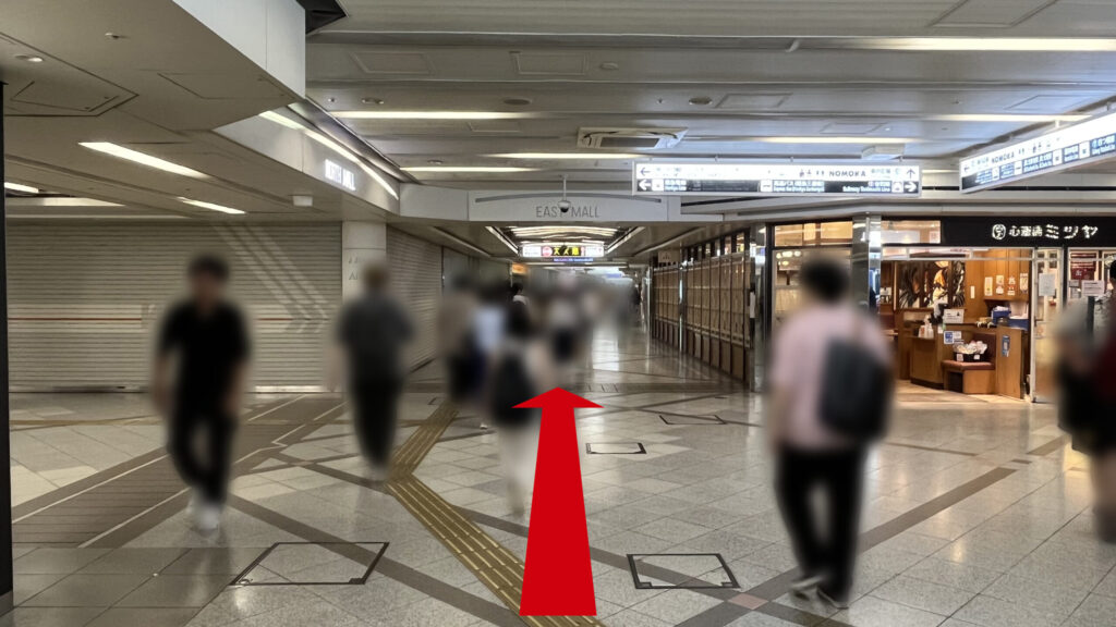 ホワイティ梅田の十字路付近　右側に心斎橋ミツヤ、正面通路に「EAST MALL」と書かれた看板が頭上に掲げられている