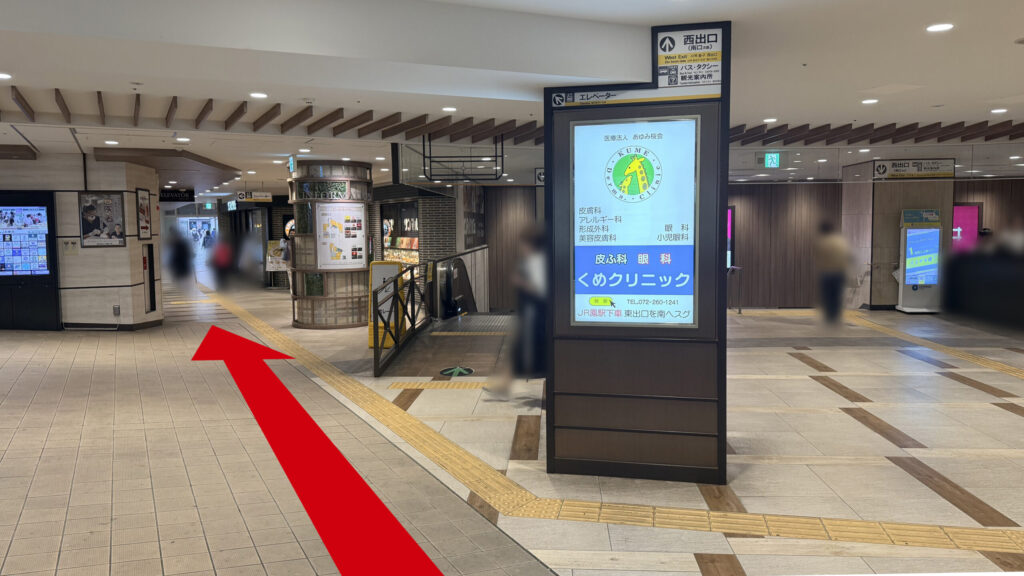 南海高野線堺東駅の西改札口を出たコンコースの様子。正面に案内表示やエスカレーターがある。