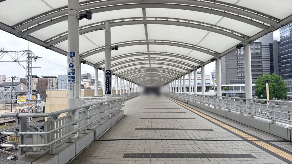 連絡通路の様子。奥へ延びる黄色い点字ブロックが設置されている。