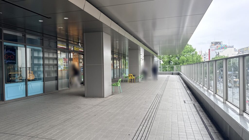 「デイリーヤマザキ」店舗前と右側に広がるデッキ通路の様子。