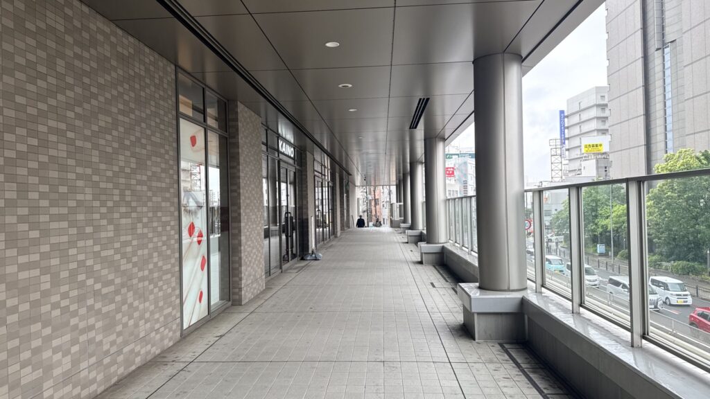 道なりに進んだデッキ通路の様子。左手には美容室が見える。