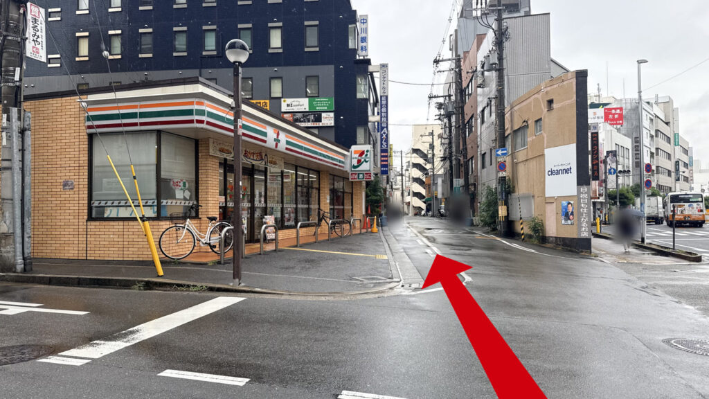「セブン-イレブン」がある交差点の様子。奥に向かって細い道路が延びている。